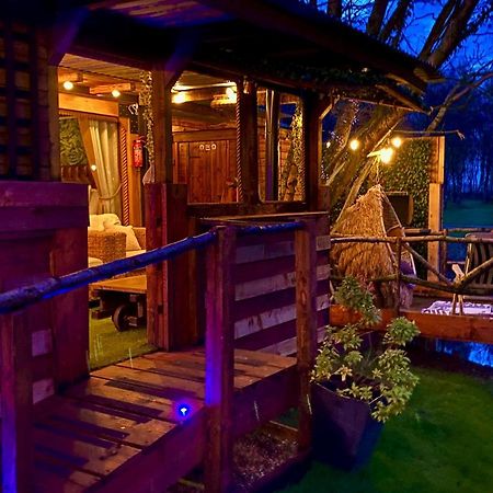 The Hideaway At Four Seasons Glamping Apartment Southport Bagian luar foto