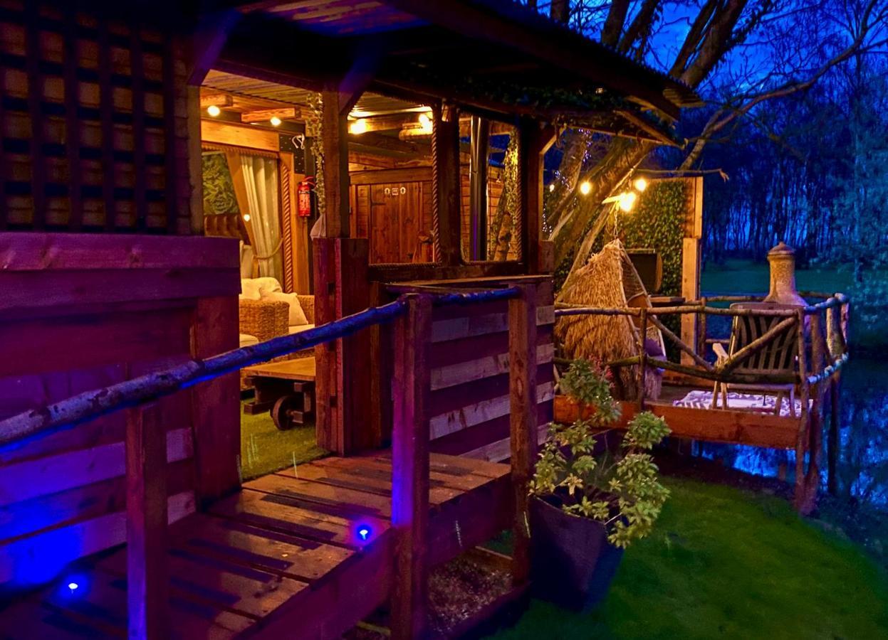 The Hideaway At Four Seasons Glamping Apartment Southport Bagian luar foto